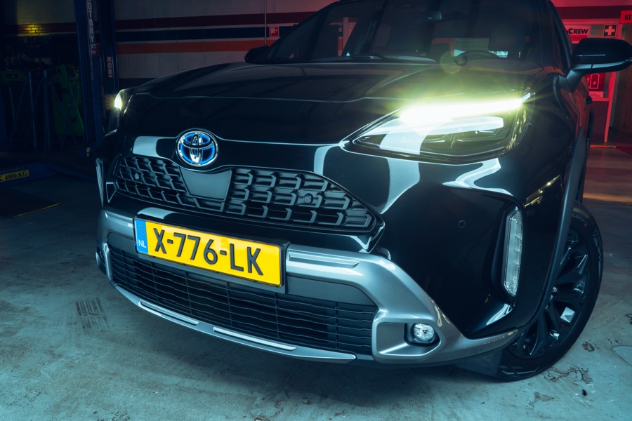Zwarte Toyota Yaris Cross Hybrid in de werkplaats